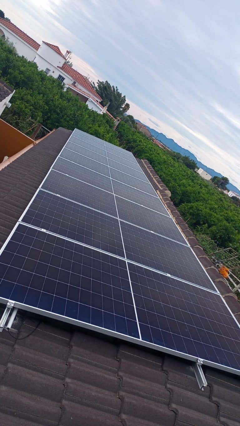 Instalacion de placas solares realizada por solvi en la comunidad valenciana, 9 paneles
